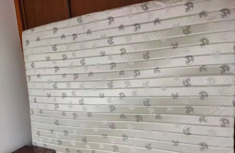 800元买的床垫，扔掉花了500元！二手家具“代扔费”被吐槽