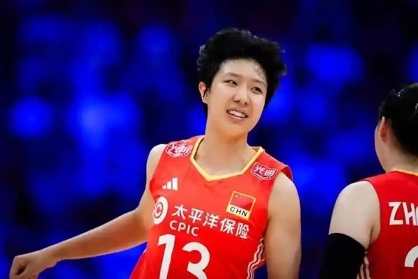 董禹含疑受伤回北京！女排保障水平让人担忧，多位队员受伤太可惜
