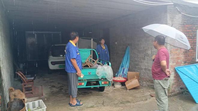 雨中的守护：一场跨越寒意的暖心救援