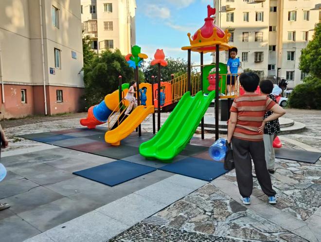 小区广场有了孩子们的快乐“城堡”