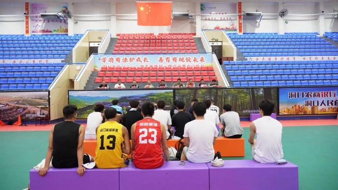 洞口县篮球队公开海选工作会在县体育馆召开