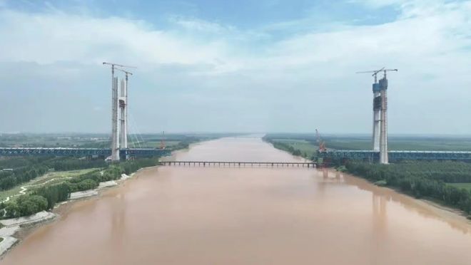 “黄河第一跨”——津潍高铁东营黄河公铁大桥首根斜拉索成功安装