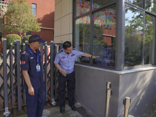 这个暑假他跑了7趟学校