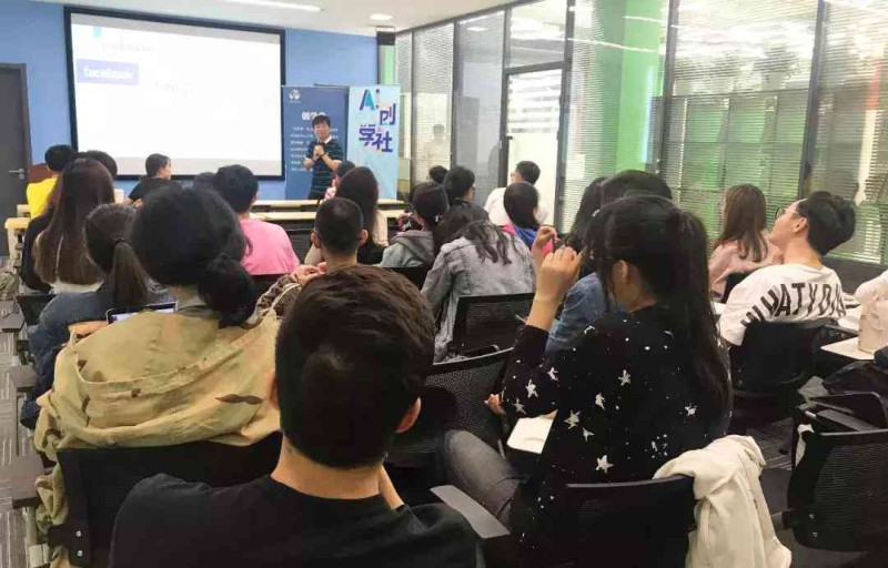 '智能创作助手：高效人工智能写作平台'