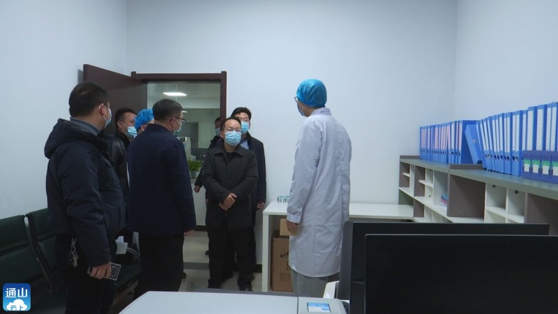 县委统战部看望慰问困难党外知识分子
